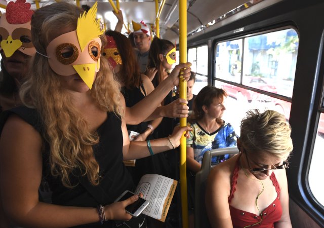 Aktivisté vyjeli přeplněnými pražskými tramvajemi. Snažili se tak cestujícím přiblížit život slepic v klecových chovech.