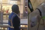 Ochranka vykázala z obchodního centra nevidomého muže, protože měl s sebou slepeckého psa.