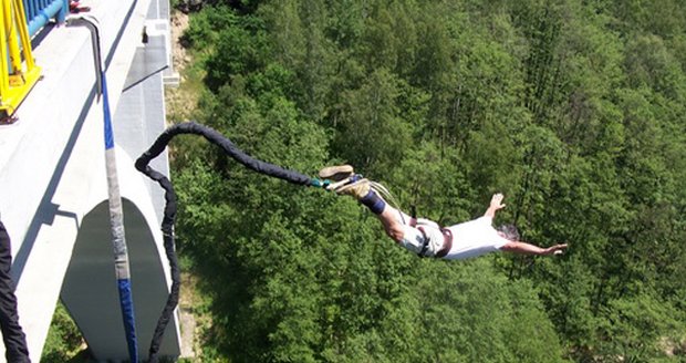 Skočte si ze zvíkovského mostu do hloubky 43 metrů a dopřejte si dokonalý adrenalinový zážitek!