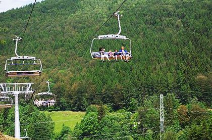 Šestisedačková lanovka na Dlouhé Stráně vyjíždí přímo z areálu Kouty