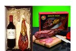 Španělská sušená kýta a francouzské víno - unikátní sada pro labužníky, která obsahuje i steakový nůž a bukové prkénko 
