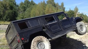 Legendární Hummer H1 má samozřejmě náhon na všechna čtyři kola, je dlouhý přes 4,5 metru, široký 2,2 metru, pyšní se rozvorem 3,3 metru a váží 4,5 tuny!