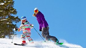 Do Rakouska, Itálie či Francie vyráží lyžovat kolem půl milionů Čechů. A protože zimní dovolenou pojímá většina lidí aktivněji než tu letní, zvětšuje se i riziko úrazu
