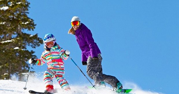 Do Rakouska, Itálie či Francie vyráží lyžovat kolem půl milionů Čechů. A protože zimní dovolenou pojímá většina lidí aktivněji než tu letní, zvětšuje se i riziko úrazu