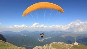 Pořádný adrenalin? Naučte se paragliding, stačí vám na to pět hodin!