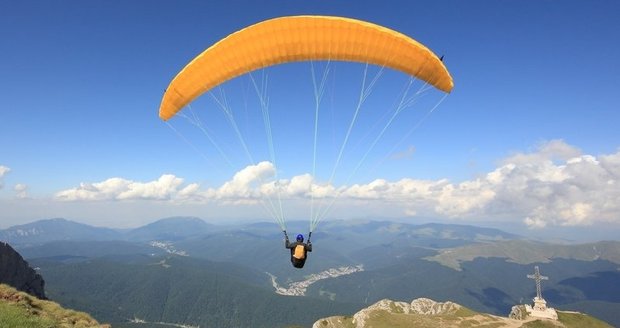 Chcete létat jako pták? Naučte se paragliding, stačí vám na to pár hodin i korun