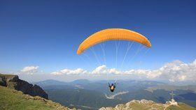 Český paraglidista se v Rakousku zřítil z dvaceti metrů, jeho stav je vážný (ilustrační foto)