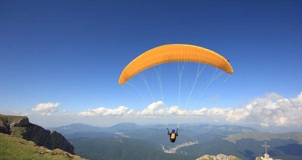 Čech (33) se vážně zranil v Rakousku: Paraglidistovi se zavřel kluzák