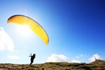 Na Lounsku zemřel paraglidista: Vítr jím mrštil proti kopci.