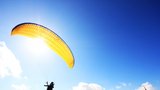 Na Lounsku zemřel paraglidista: Vítr jím mrštil proti kopci