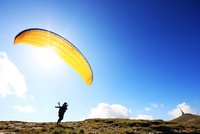 Na Lounsku zemřel paraglidista: Vítr jím mrštil proti kopci