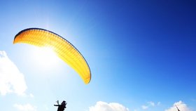 Na Lounsku zemřel paraglidista: Vítr jím mrštil proti kopci.