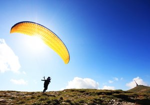 Na Lounsku zemřel paraglidista: Vítr jím mrštil proti kopci.