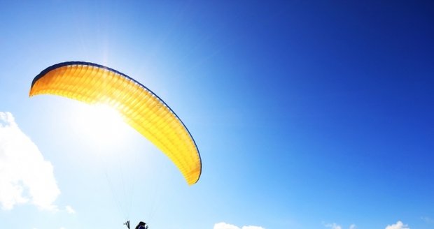 Na Lounsku zemřel paraglidista: Vítr jím mrštil proti kopci