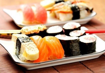 Poslanecká sleva na sushi 25 % - to měl Okamura svým kolegům nabízet.