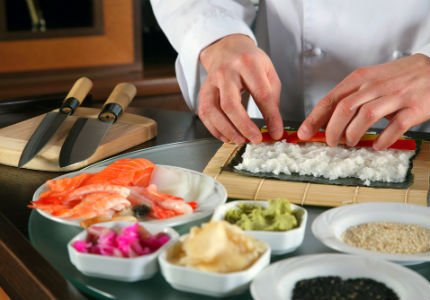 Poslanecká sleva na sushi 25 % - to měl Okamura svým kolegům nabízet.