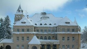 Hotel Větrov je umístěn v secesním zámku nedaleko středu městečka Vysoké nad Jizerou