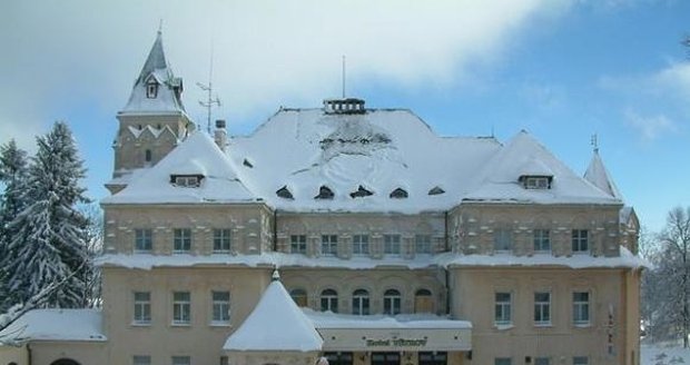 Hotel Větrov je umístěn v secesním zámku nedaleko středu městečka Vysoké nad Jizerou