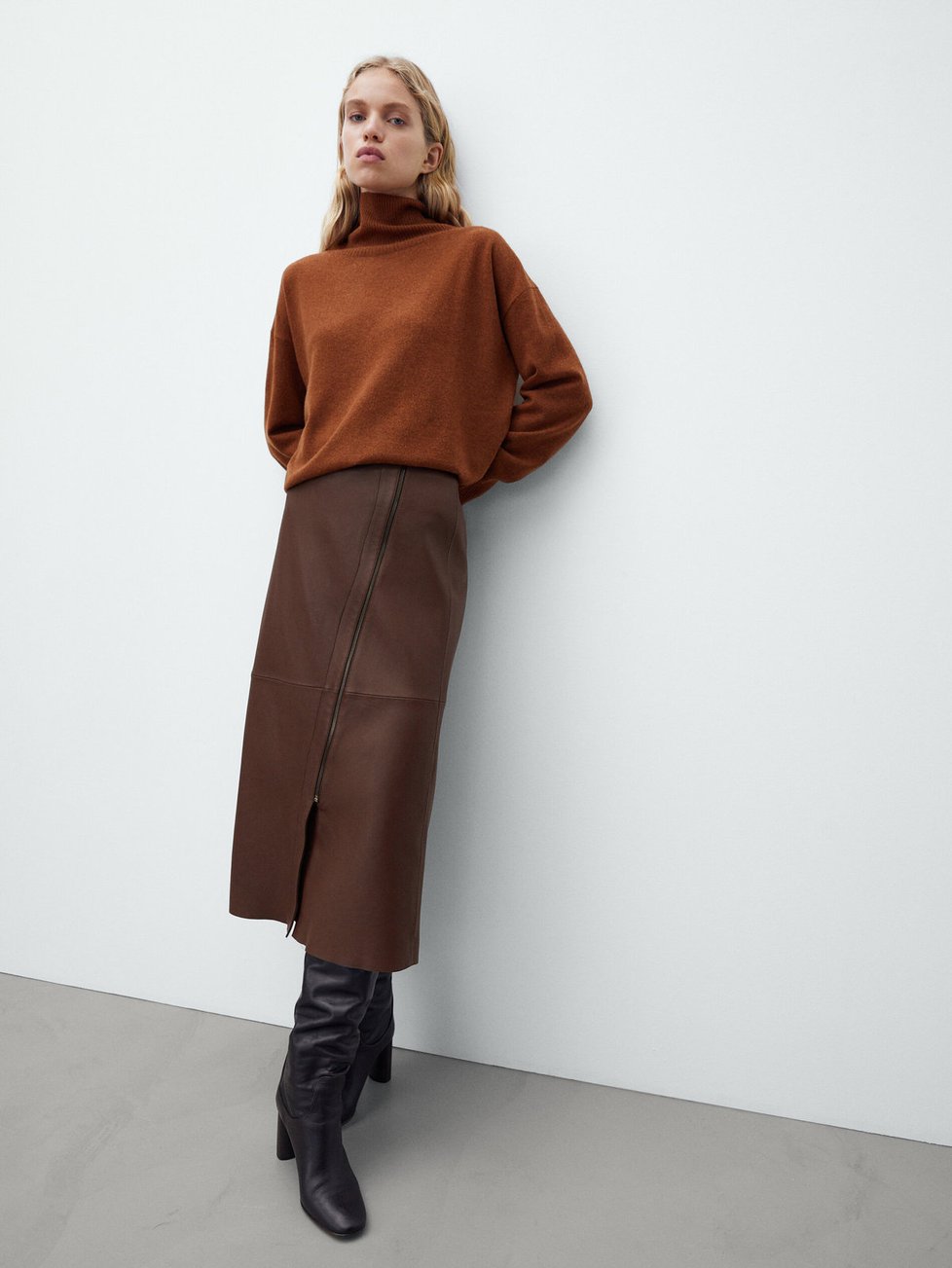 Massimo Dutti kožená sukně, původní cena 6595 Kč, po slevě 3999 Kč