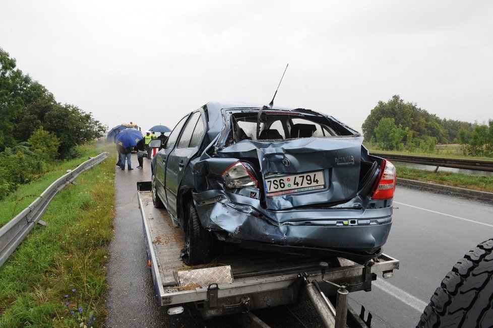 Nakládání vraku Slezáčkova auta na odtahový vůz