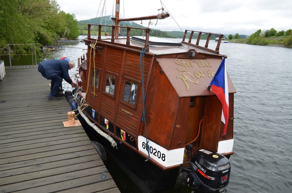 Zmenšená replika historické lodi Kryštofa Kolumba Santa Maria vozila pouze 10 turistů najednou.