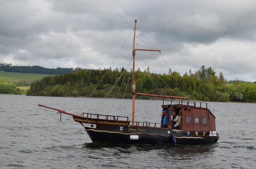 Zmenšená replika historické lodi Kryštofa Kolumba Santa Maria vozila pouze 10 turistů najednou.