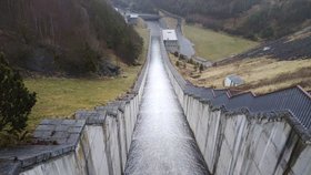 Slezská Harta zadržuje nejvíce vody v historii. Prochází zatěžkávací zkouškou.