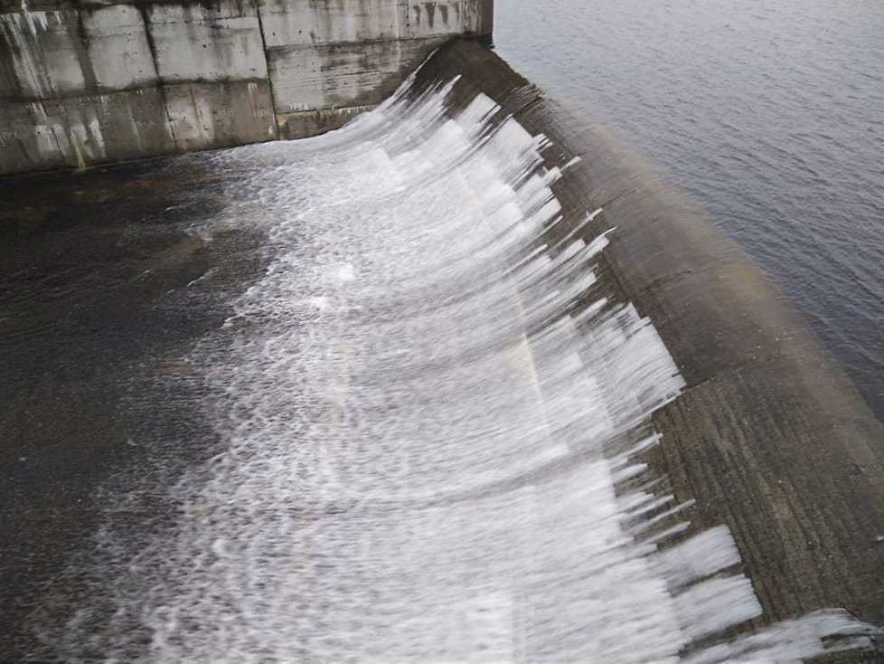Slezská Harta zadržuje nejvíce vody v historii. Prochází zatěžkávací zkouškou.