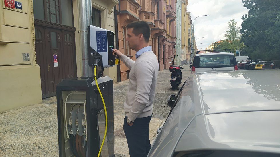 K dobití elektromobilu si lze pořídit buď speciální čip u společnosti PRE, nebo lze využít jednorázovou platbu pomocí QR kódu.