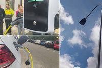 Vinohrady obdržely nové sloupy veřejného osvětlení. Umí regulovat světlo i dobíjet elektromobily