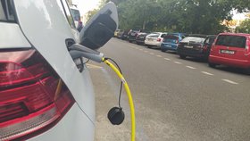 Praha hodlá zrušit parkování zdarma pro elektromobily. (ilustrační foto)