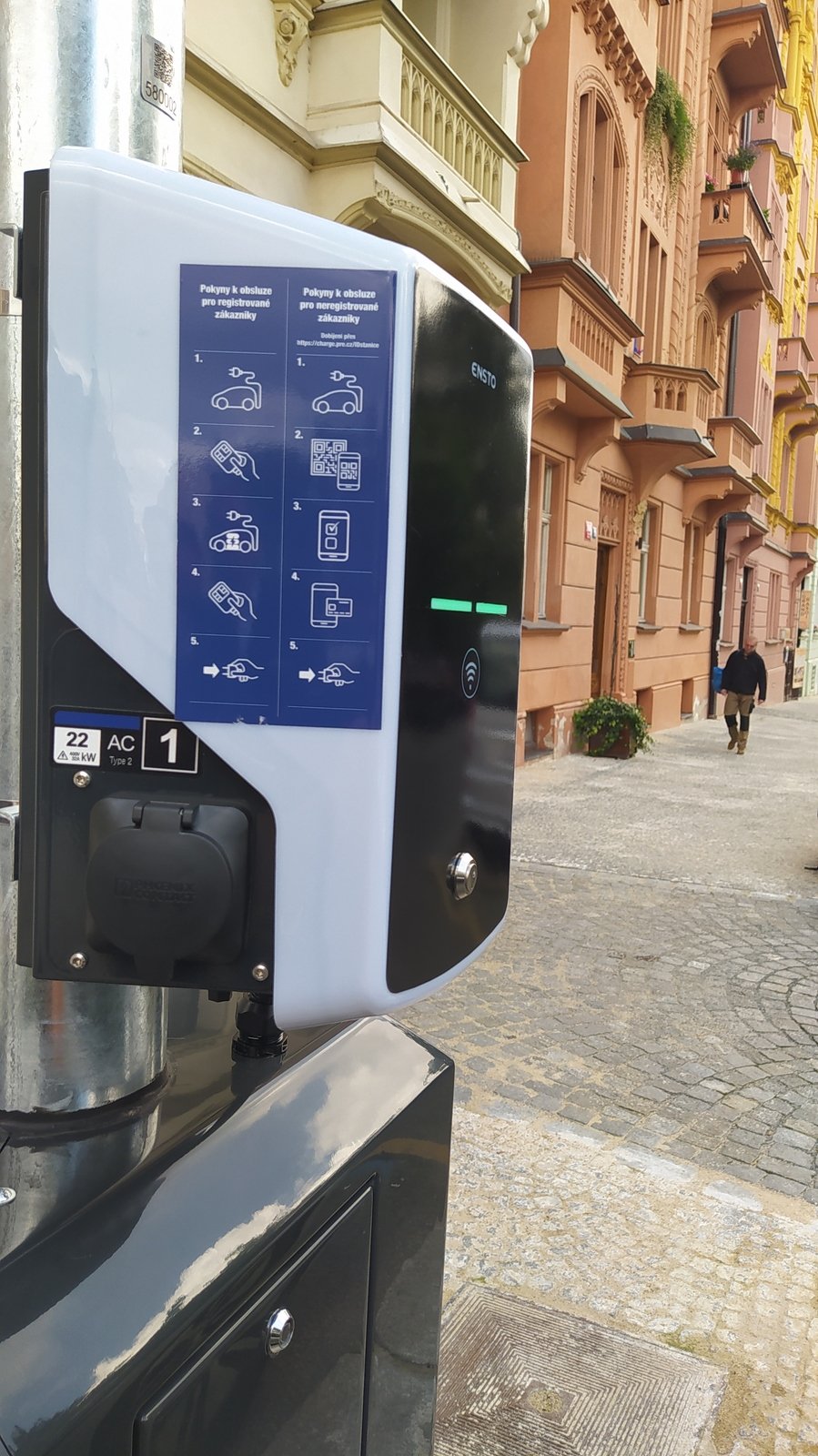 Ve Slezské ulici se objevily první kusy stožárů nového osvětlení, skrz které lze dobíjet elektromobily.