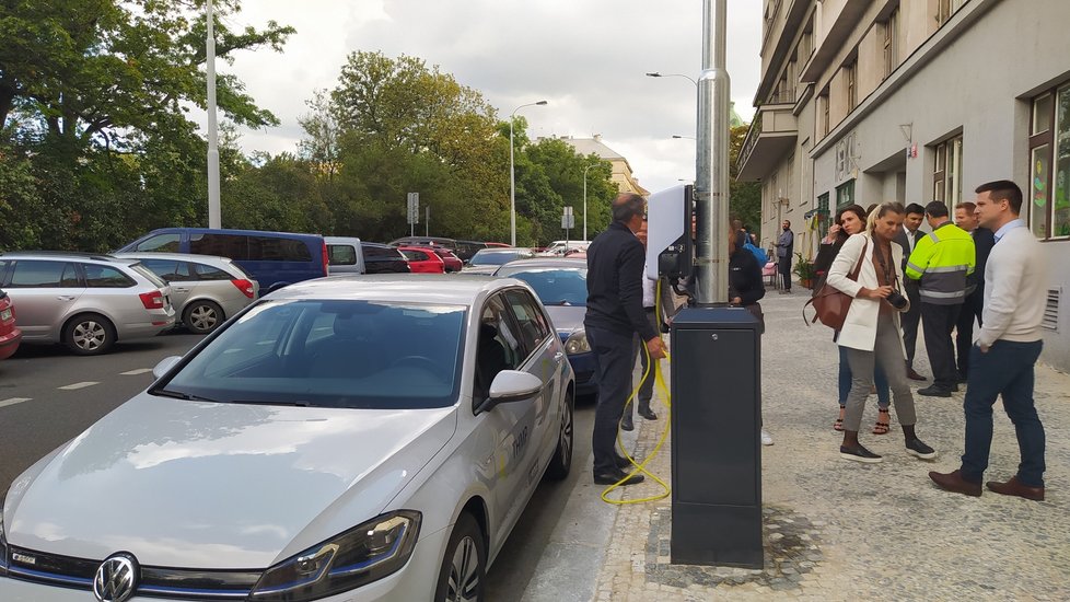 Ve Slezské ulici se objevily první kusy stožárů nového osvětlení, skrz které lze dobíjet elektromobily.