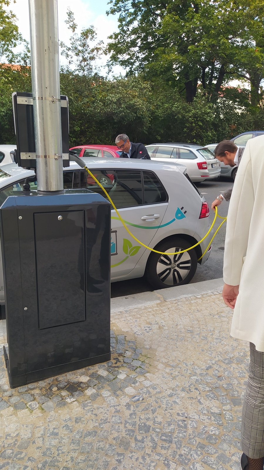 Stožáry s příslušenstvím pro dobíjení elektromobilů jsou snadno rozeznatelné díky bachratým paticím. Ty jsou ale provizorní. 