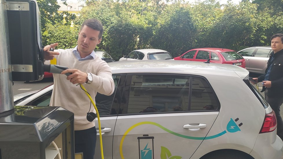 K dobití elektromobilu si lze pořídit buď speciální čip u společnosti PRE, nebo lze využít jednorázovou platbu pomocí QR kódu. 