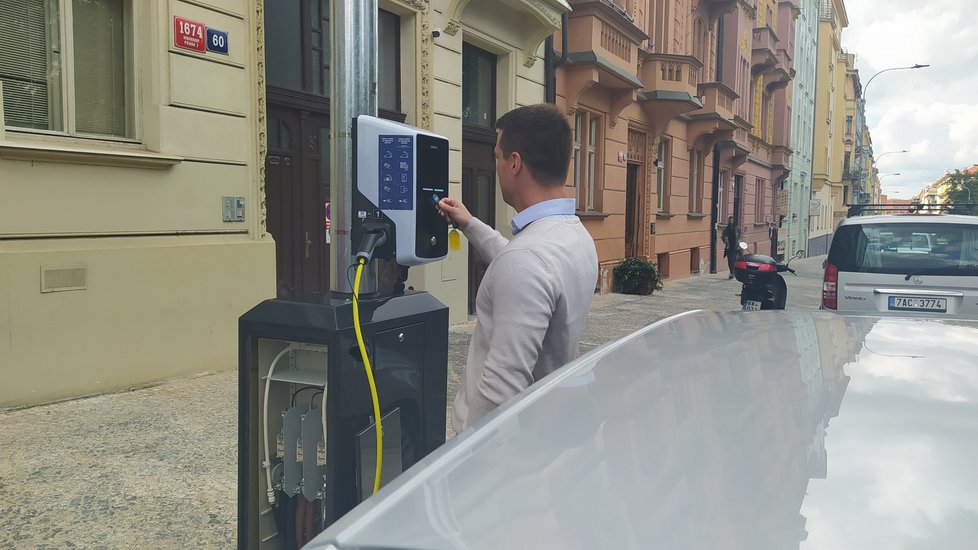 K dobití elektromobilu si lze pořídit buď speciální čip u společnosti PRE, nebo lze využít jednorázovou platbu pomocí QR kódu. 