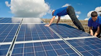 Rekordní ceny elektřiny nahrávají střešní fotovoltaice. Zkracují návratnost i o roky