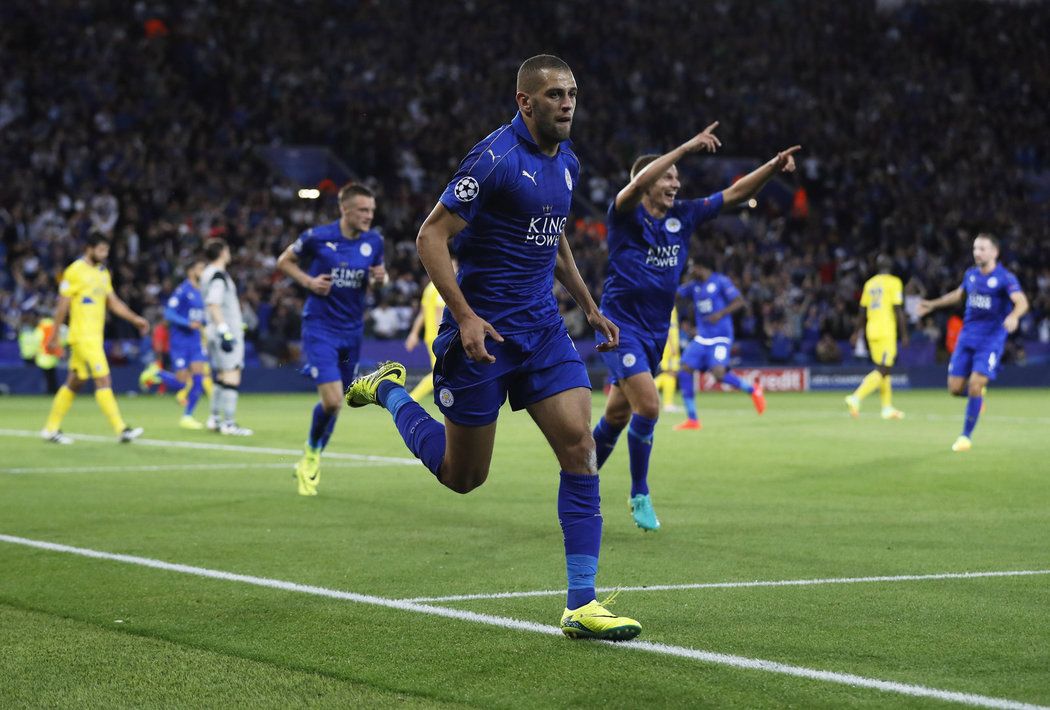 Útočník Leicesteru Islam Slimani slaví gól proti Portu