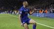 Útočník Leicesteru Islam Slimani slaví gól proti Portu
