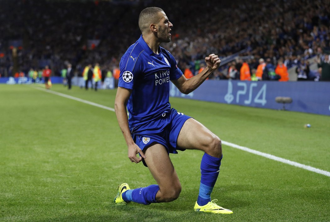 Útočník Leicesteru Islam Slimani slaví gól proti Portu