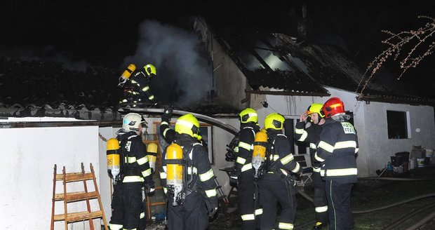 Hasiči likvidovali 1. dubna 2019 požár domku v pražském Slivenci.