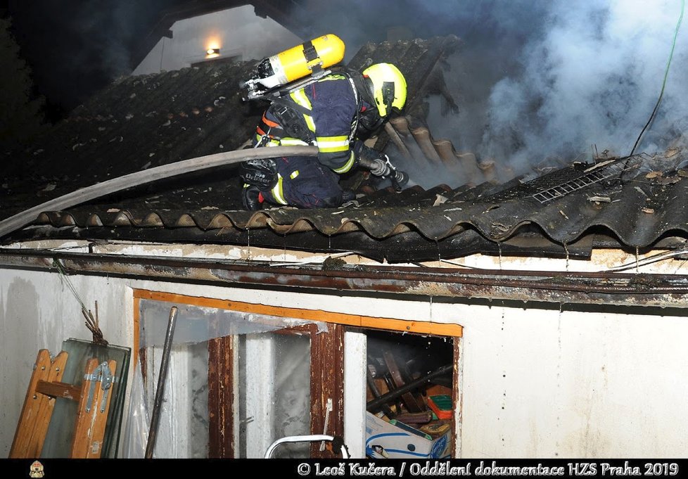 Hasiči likvidovali 1. dubna 2019 požár domku v pražském Slivenci.