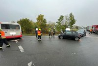 Ve Slivenci do sebe „drcly“ autobus a dvě auta: Žena nehodu odnesla zraněním