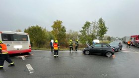 V ulici K Austisu došlo v pátek během odpoledne k dopravní nehodě. Srazily se dvě osobní auta s autobusem. (20. října 2023)