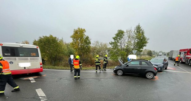 V ulici K Austisu došlo v pátek během odpoledne k dopravní nehodě. Srazily se dvě osobní auta s autobusem. (20. října 2023)