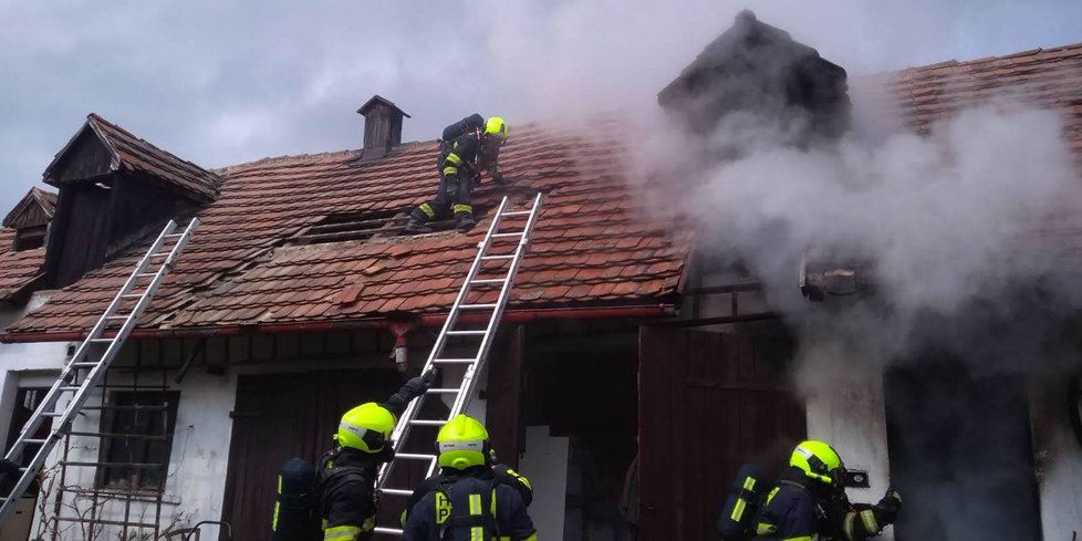 Pražští hasiči zasahovali ve Slivenci, kde začal hořet přístavek rodinného domu.