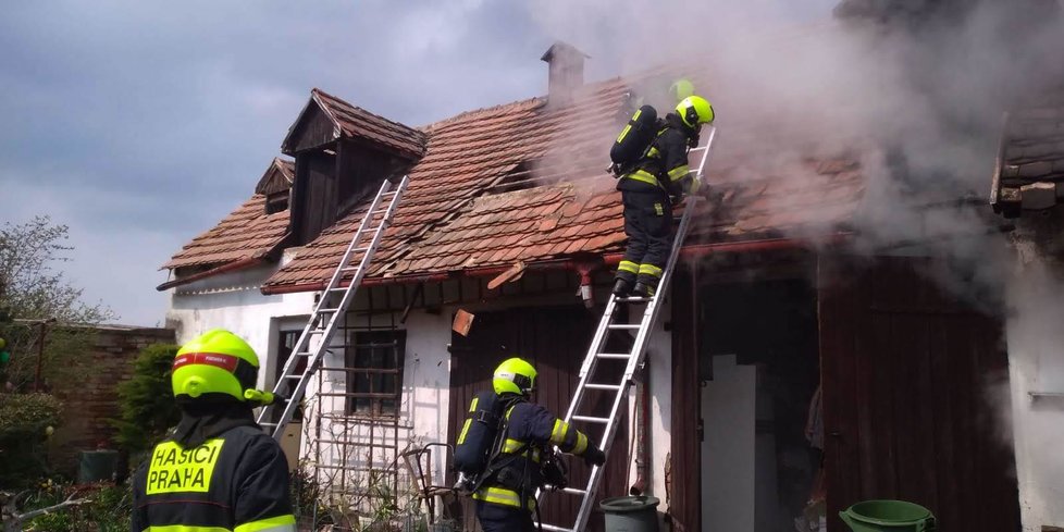 Pražští hasiči zasahovali ve Slivenci, kde začal hořet přístavek rodinného domu.