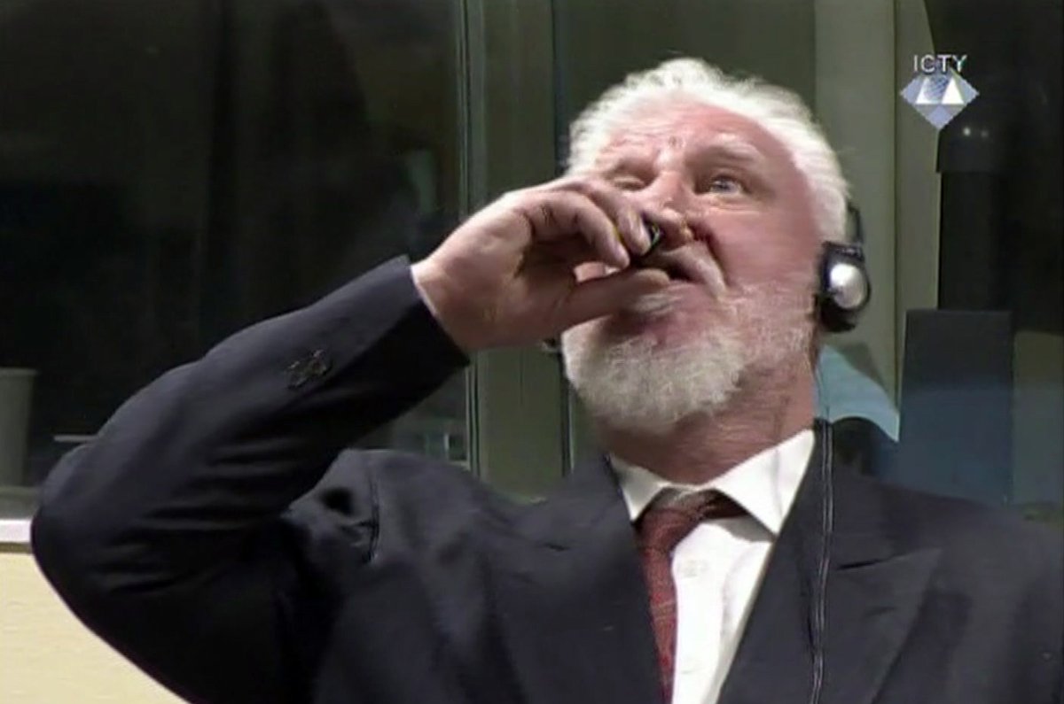 Slobodan Praljak vypil v soudní síni jed a zemřel