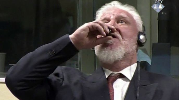 Slobodan Praljak vypil v soudní síni jed a zemřel