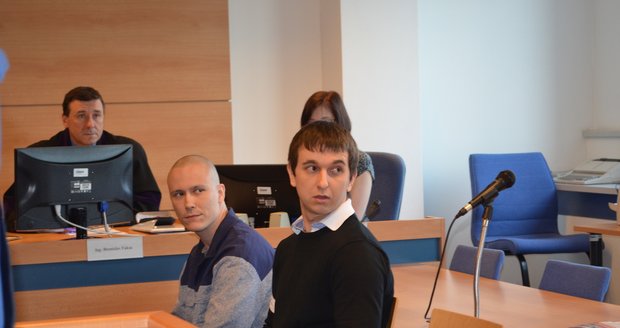 Maroš Straňák (vlevo) a David Šimon (vpravo) si odpykávají trest za vraždu seniora ve Slopném na Zlínsku z roku 2011.